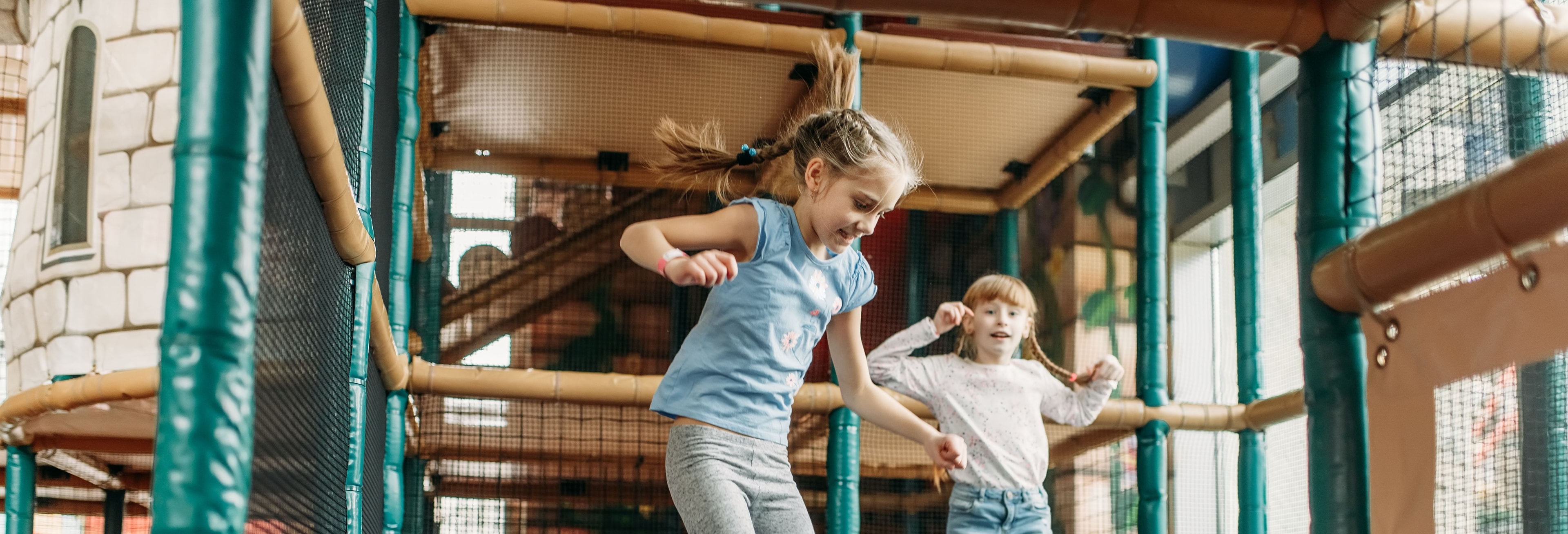 Dzieci na trampolinie